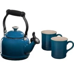 Le Creuset 1.25 Qt. Kettle & (2) 14 Oz. Mugs Demi Kettle W/ SS Knob & 2 Mug Set - Deep Teal